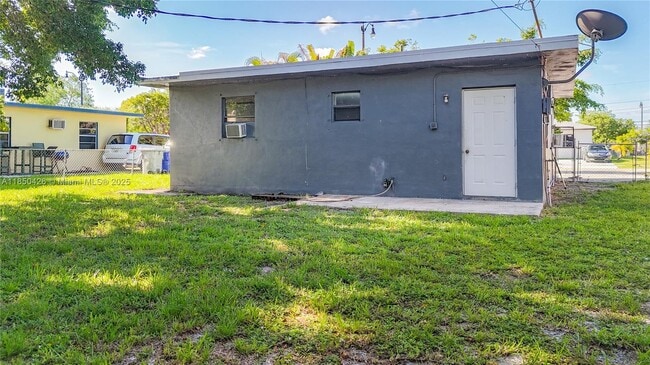 Building Photo - 2419 NW 6th Ct