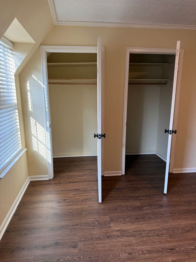 Building Photo - Beautiful 2 Bedroom Townhome off Jefferson