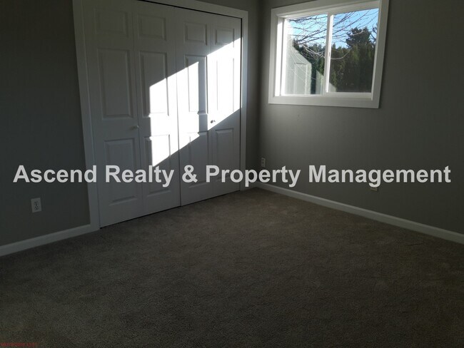 Building Photo - 4 Bed on Cul de Sac, Fenced Yard, Quick Access to Schools, Outlet Mall, Troutdale Station Food Ca...