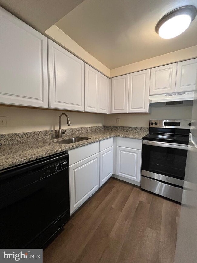 Building Photo - Modern Townhouse Living in Alexandria's Prime Location