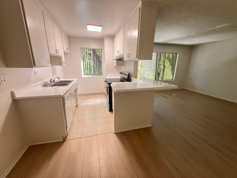 Building Photo - 4424 Woodman Ave