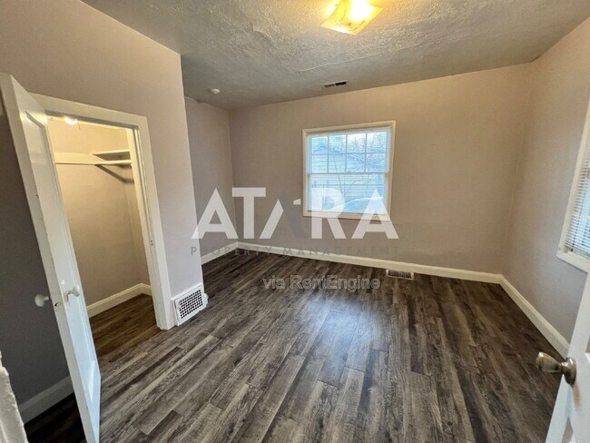 Building Photo - 254 Fern Ave N