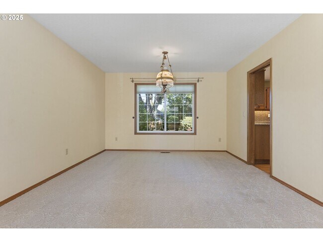 Building Photo - 3-Bedroom Home with Granite Kitchen, Family Room & Private Deck