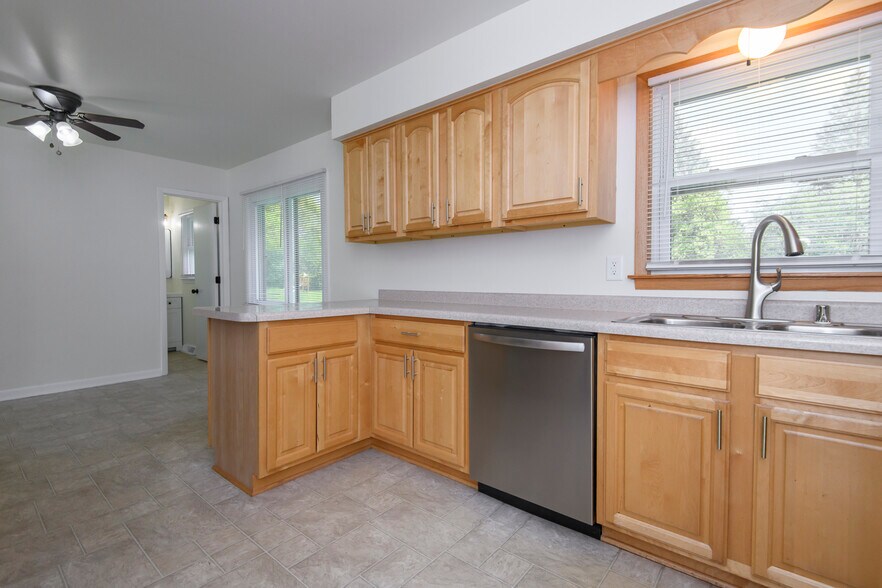 Building Photo - W149N6158 Pocahontas Dr