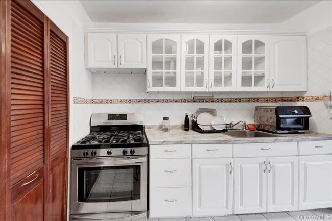 Building Photo - 6 Fordham Hill Oval