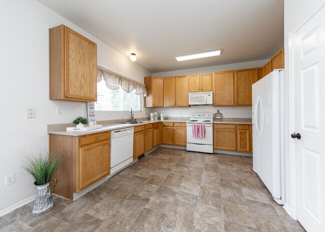Building Photo - Lovely Home on East Side Near Military bas...