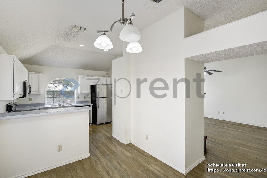 Building Photo - 1206 Hyde Park Dr