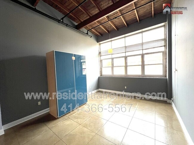 Building Photo - 3059 N Weil St