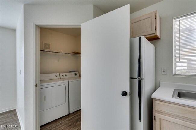 Building Photo - 698 S Racetrack Rd