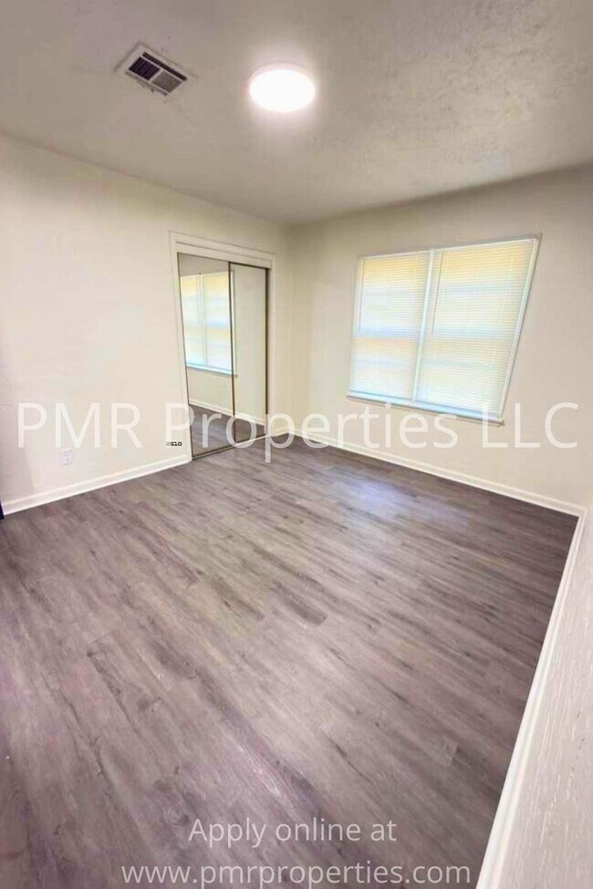 Building Photo - 3 Bedrooms / 1.5 Bathrooms House