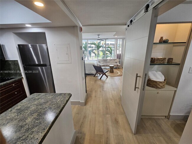 Building Photo - 1408 Brickell Bay Dr