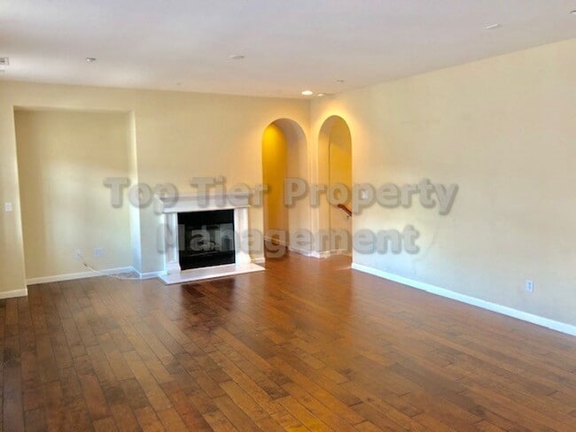 Building Photo - Beautiful 2 Bd/2.5 Ba/1,730 sqft Townhouse...