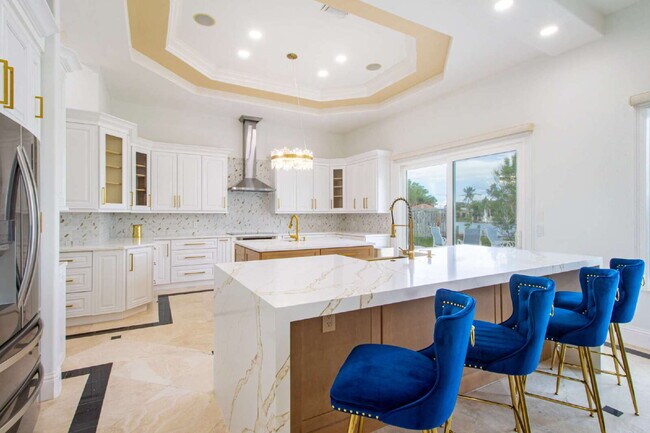 Building Photo - 4/3 Stunning Waterfront home in the heart of Clearwater Beach!