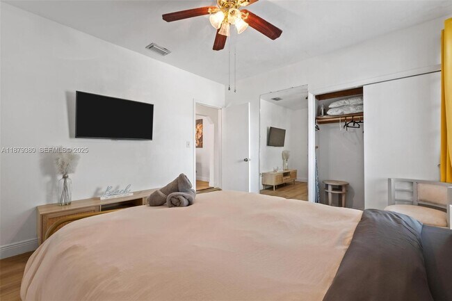 Building Photo - 2453 SW 17th St