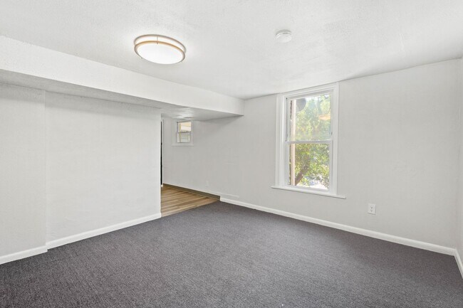 Building Photo - 133 Glenmore Ave