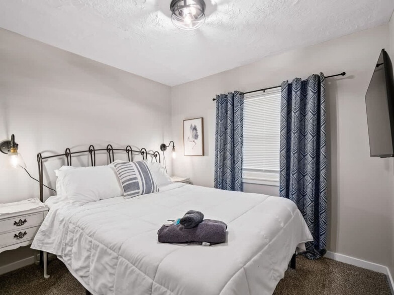 Building Photo - 7525 Lake Rd E