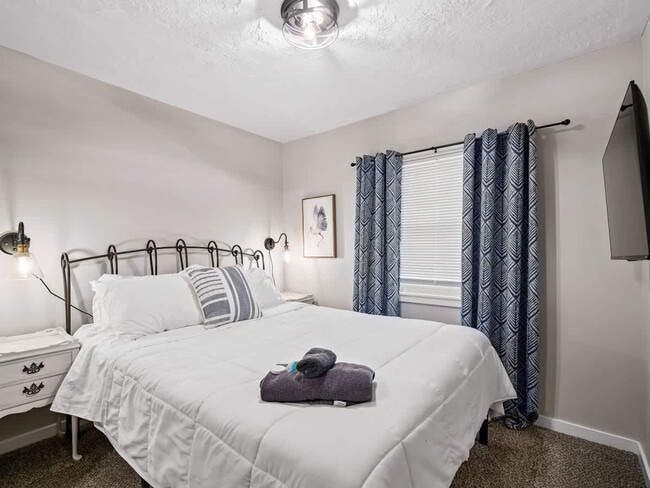 Building Photo - 7525 Lake Rd E