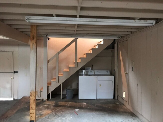 Building Photo - 2802-2802 NW Highland Ave