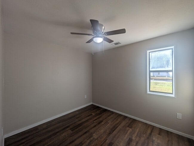 Building Photo - Quail Valley 3 Bedroom 2 bathroom