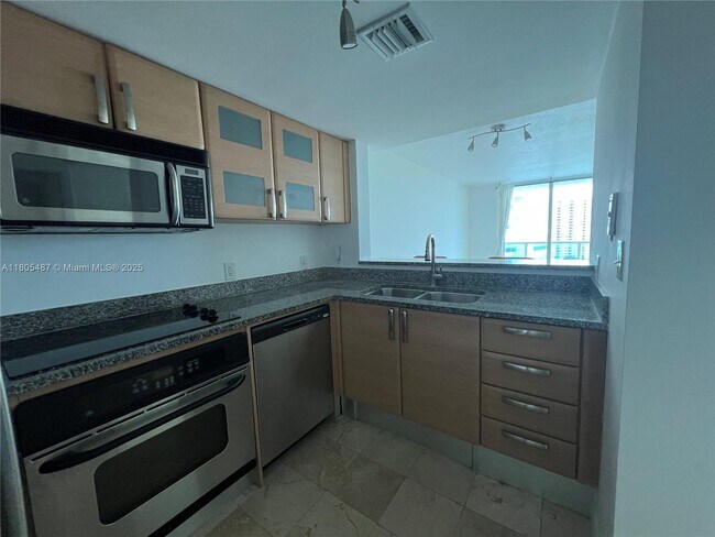 Building Photo - 2101 Brickell Ave