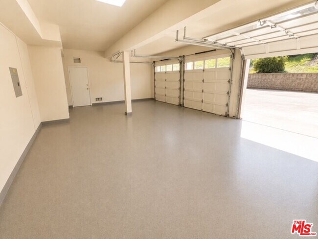 Building Photo - 7371 Westcliff Dr