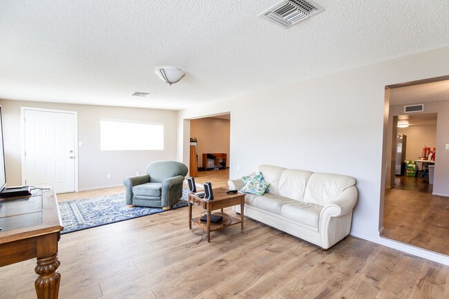 Building Photo - 6 Bedroom 3.5 Bathroom Tri-Level Home In Tempe close to ASU