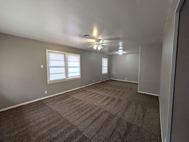 Building Photo - 302 Bridal Wreath Ave