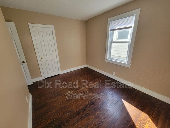 Building Photo - 109 N Decker Ave