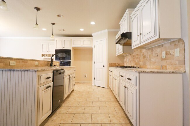 Building Photo - Spacious 4 bedroom 3 bathroom home In Sand Springs