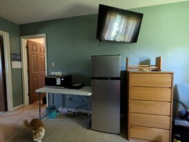Building Photo - 1623 Lakeview Dr