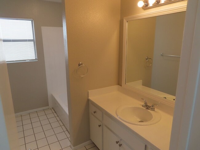 Building Photo - Renovated 2 Bed 2 1/2 Bath Condo with Atta...