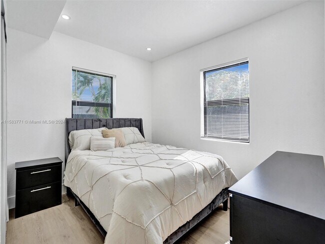 Building Photo - 3661 NE 8th Ave