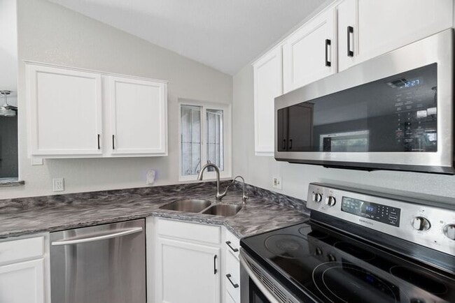 Building Photo - 1057 S Jamaica Way