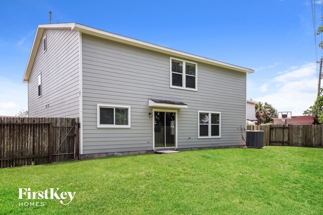 Building Photo - 8443 Broadleaf Ave