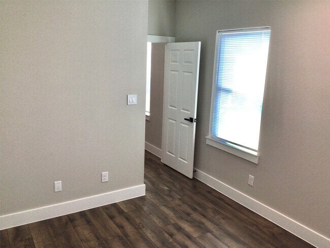 Building Photo - 2109 Marnel Rd