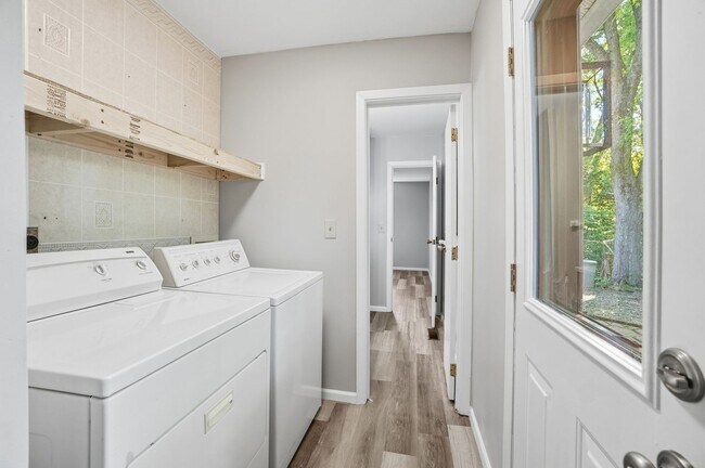 Building Photo - Three Bedroom Home with Great Outdoor Entertainment Space!