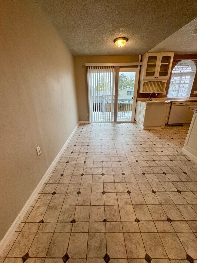 Building Photo - Lovely 3 bedroom+ Office in Widefield