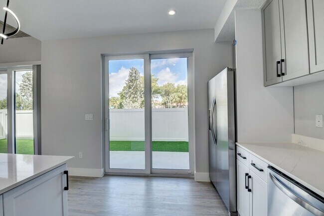 Building Photo - Yamato Villas Townhomes - Boca Raton