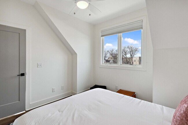 Building Photo - 3206 West End Cir