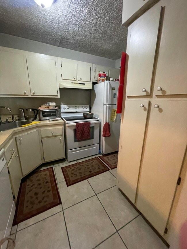 Building Photo - 812 Sky Pine Way