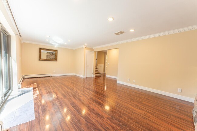 Building Photo - 2616 Douglas Dr