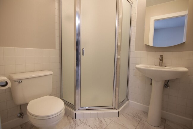 Building Photo - Updated 2 Bed 2 South Hill property 10 min from Medical District hospitals