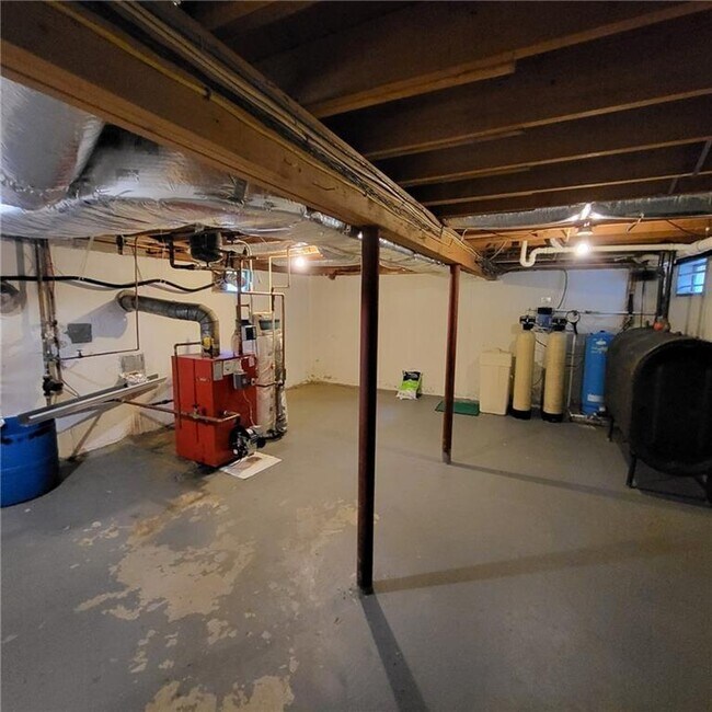 Building Photo - 213 Narrow Ln