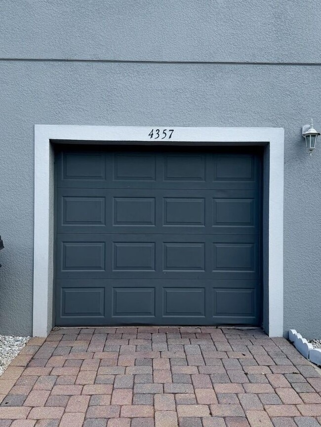 Building Photo - Beautiful Townhouse