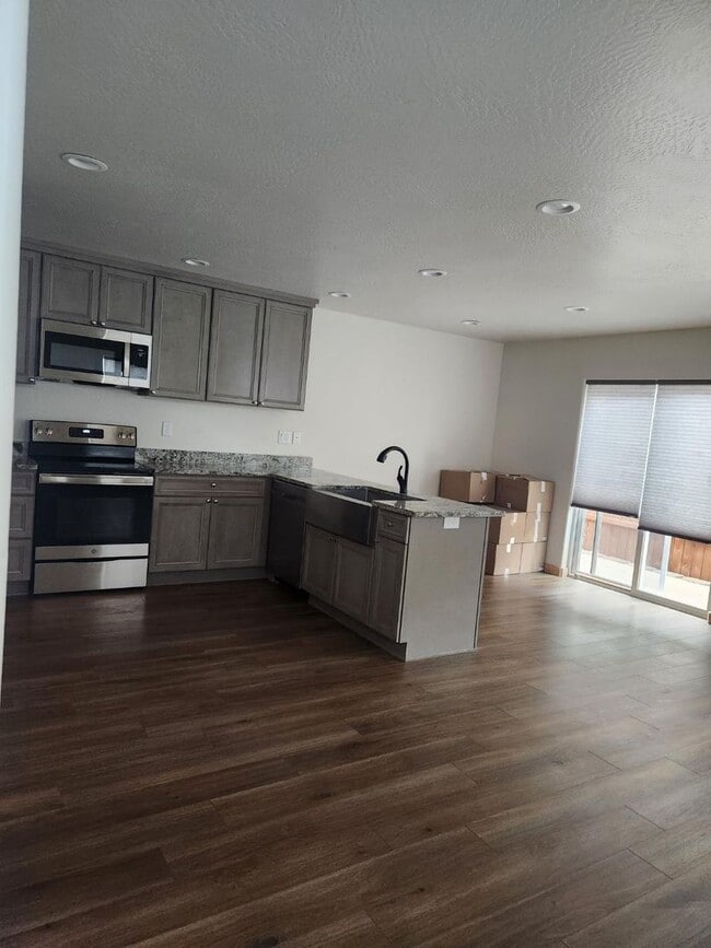 Building Photo - 1/2 off First Full Month Rent!! Stunning 2...