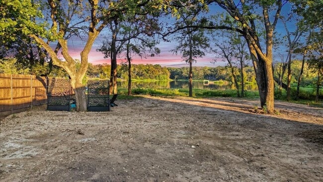 Building Photo - 409 Willow Dr