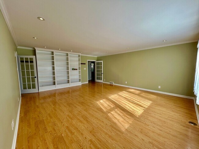 Building Photo - Amazing Home in Tahoma Terrace!