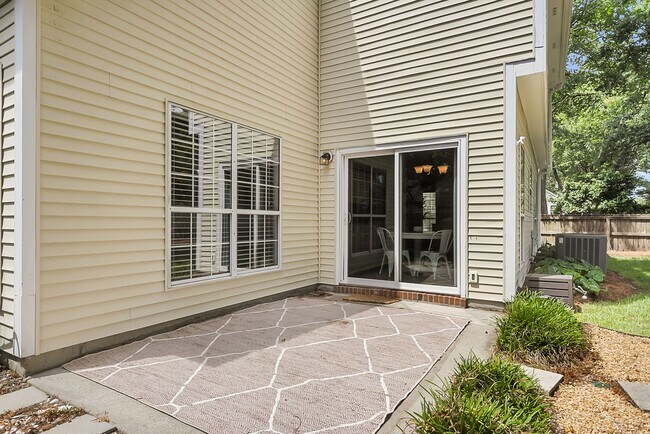 Building Photo - Coastal Convenience in the Heart of Mount Pleasant