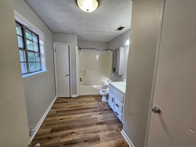 Building Photo - 3 Bedroom, 1 Bathroom- Home in South Rome!