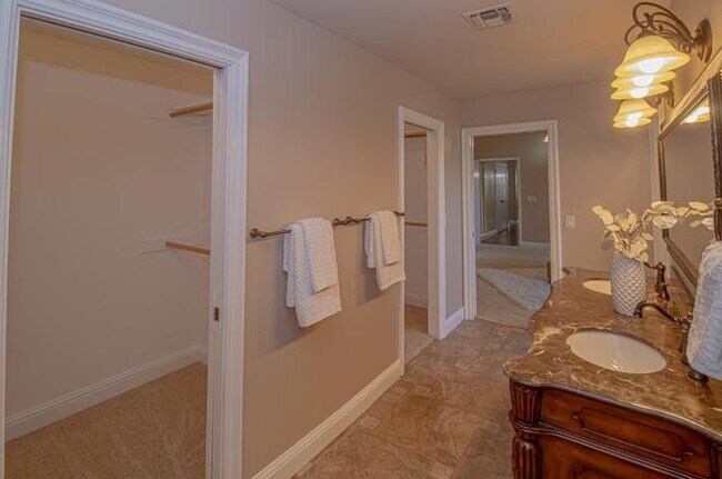 Building Photo - 1808 Cougar Ln
